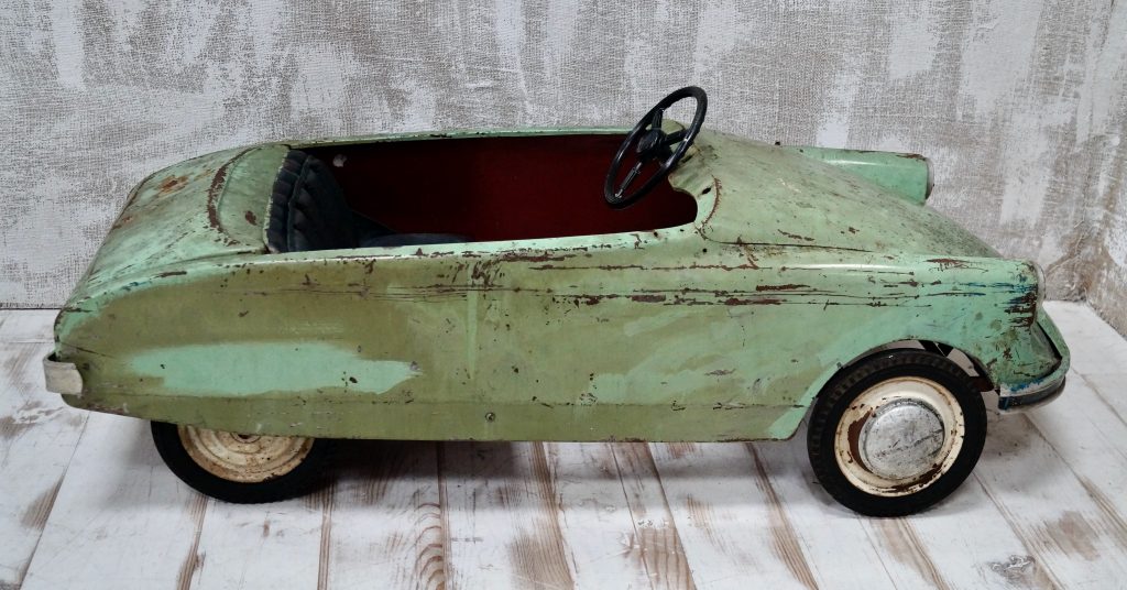 Sold at Auction: Voiture pour enfant à pédales Citroen DS de marque MG